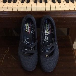 Skechers relaxed fit. Size 8.